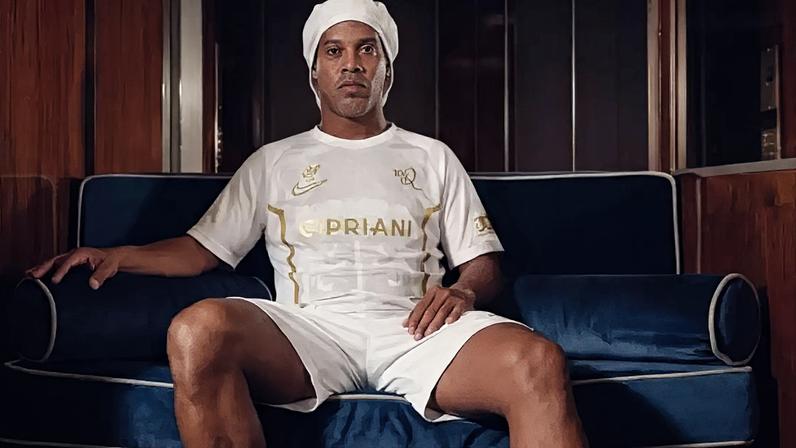 O histórico clube de futebol italiano de propriedade de Ignazio Cipriani celebra a contratação de Ronaldinho –