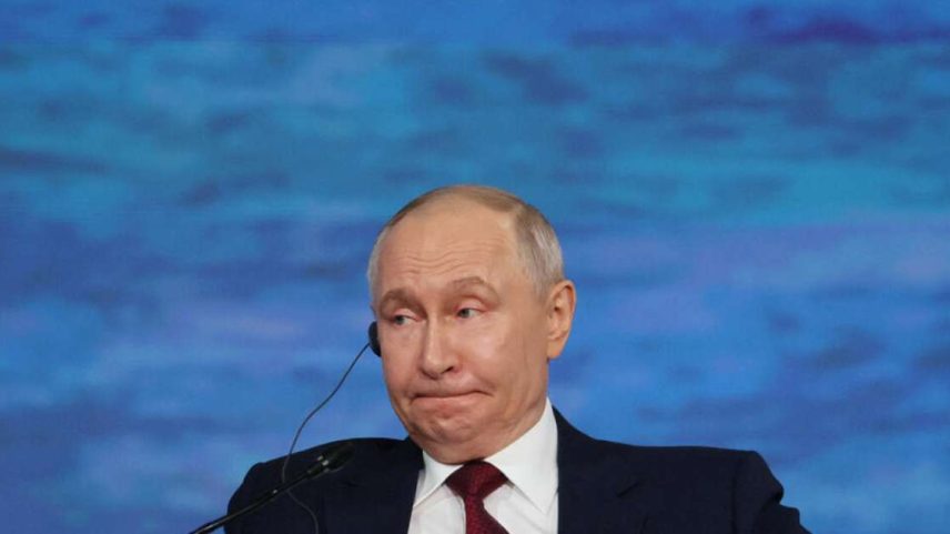 O presidente da Rússia, Vladimir Putin, participa de uma sessão plenária do Fórum Econômico Internacional de São Petersburgo (SPIEF), em São Petersburgo, Rússia, em 5 de junho de 2026.