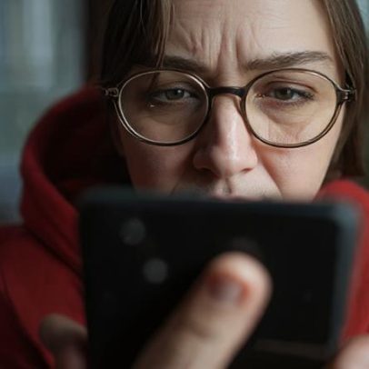 Golpes com IA aumentam enquanto fraudadores visam pessoas