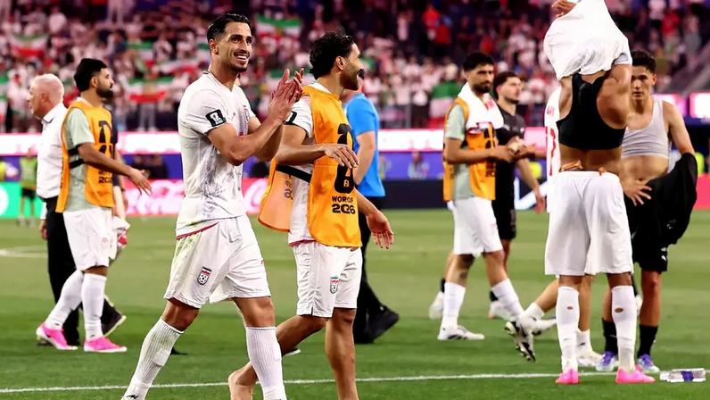 Jogadores do Irã após empate em 2 a 2 contra a Nova Zelândia, pelo grupo G da Copa do Mundo