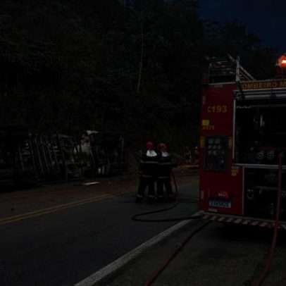 Caminhão-tanque tomba e bloqueia a BR-381, em Minas Gerais