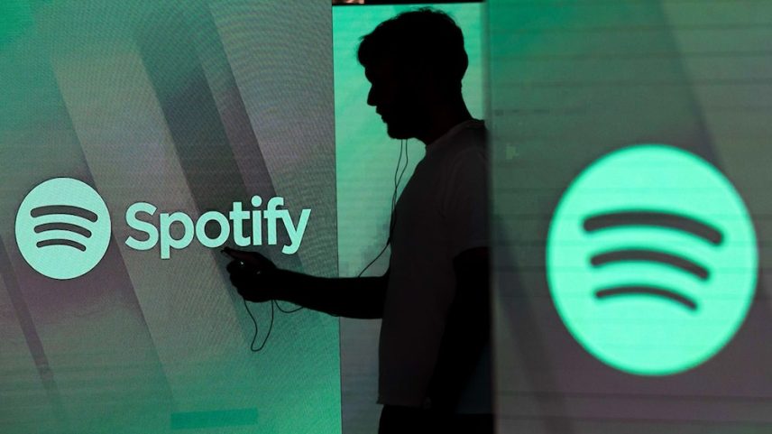 Sporify: Ações incluem filtros de spam automatizados para identificar e bloquear trilhas criadas artificialmente. (Foto: Chris Ratcliffe/Bloomberg)