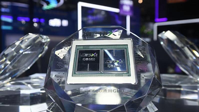 Chips exibidos pela fabricante chinesa de semicondutores MetaX Integrated Circuits durante uma feira de inteligência artificial em Xangai, China, em 26 de julho de 2025. (Foto: LONG WEI / Feature China/Future Publishing via Getty Images)