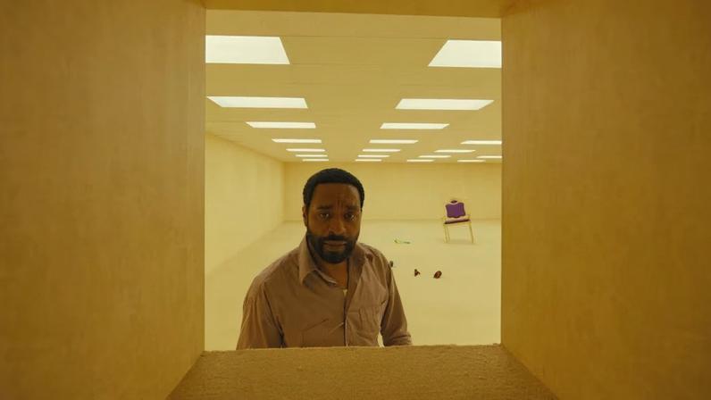 Chiwetel Ejiofor em cena de 'Backrooms'