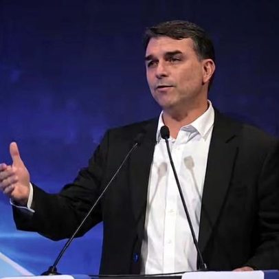 Flávio Bolsonaro afirma ter pedido fim de taxas a Trump e mira Lula