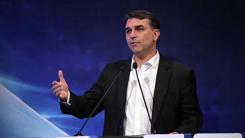 Flávio Bolsonaro disse ter pedido fim de tarifas a Trump