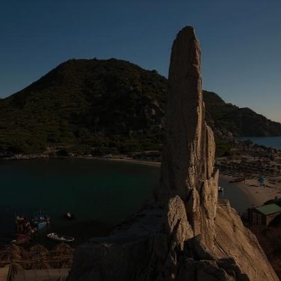 Praia proíbe guarda-sol para a maioria dos banhistas; veja quem terá sombra