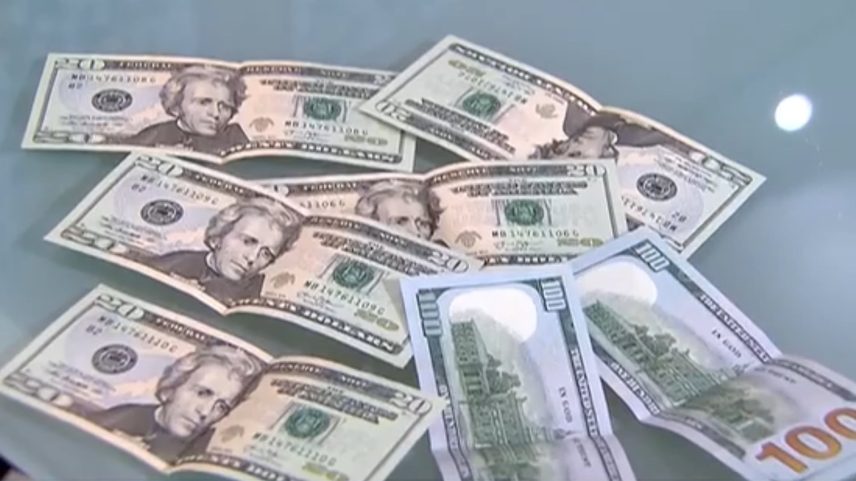 Notas de dólar espalhadas