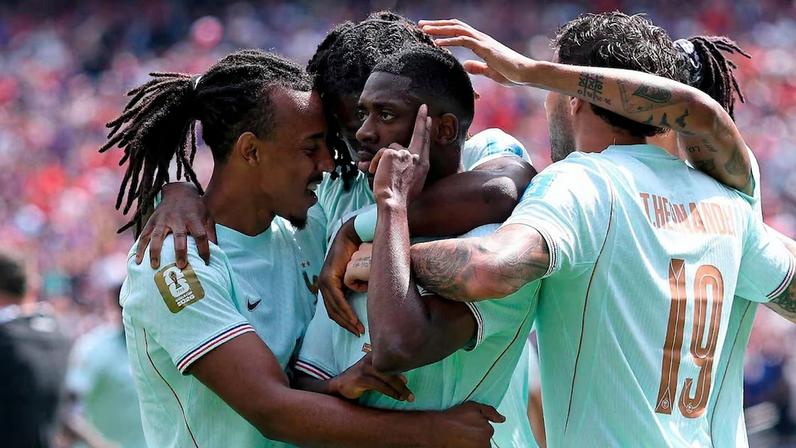 Jogadores da seleção francesa comemoram com Dembélé na vitória sobre a Noruega.