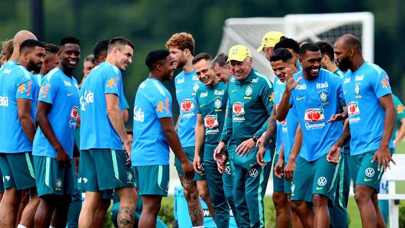 Jogadores da seleção brasileira e o técnico Ancelotti vestindo uniforme de treino do Brasil