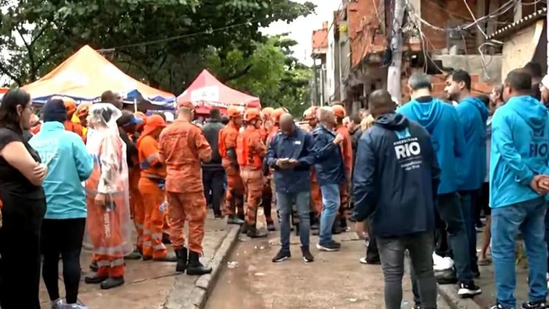 Bombeiros trabalham no local