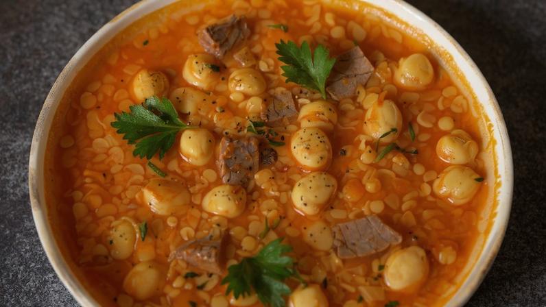 Sopas ricas em proteínas: 5 receitas leves e nutritivas para almoço e jantar