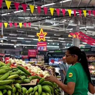 País vizinho ao Brasil: desemprego na mínima e trabalhadores reduzem jornada