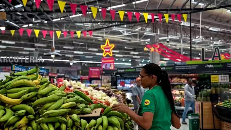 Algumas empresas, como supermercados, passaram a fechar mais cedo na Colômbia — Foto: Jair F. Coll/Bloomberg via Getty Images
