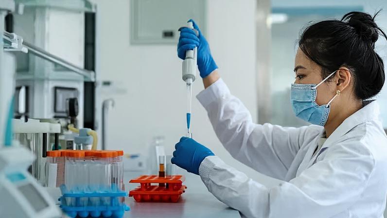 A equipe da Universidade de Cambridge afirma que é a primeira vez que um componente-chave de uma vacina foi totalmente projetado por IA e depois testado em pessoas.