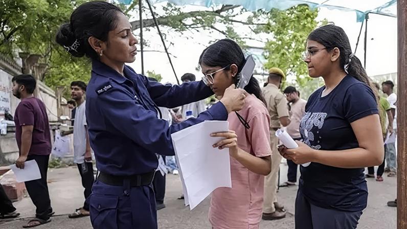 Segurança reforçada: estudantes indianos enfrentam exame médico após vazamento