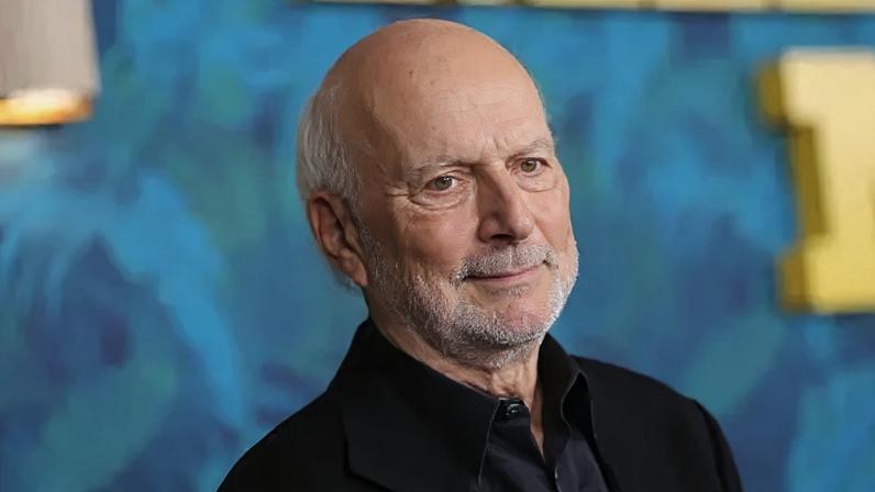 James Burrows, lendário diretor de sitcoms, morre aos 85 anos