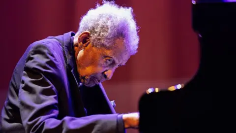 Lenda do jazz sul-africano Abdullah Ibrahim morre aos 91 anos