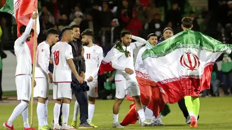 A equipe masculina de futebol do Irã comemora a classificação para a Copa do Mundo 2026, após empatar com o Uzbequistão, em março do ano passado — Foto: Getty Images via BBC