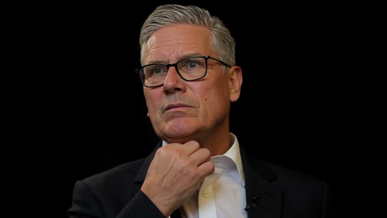 Starmer avalia futuro político sob pressão para renunciar
