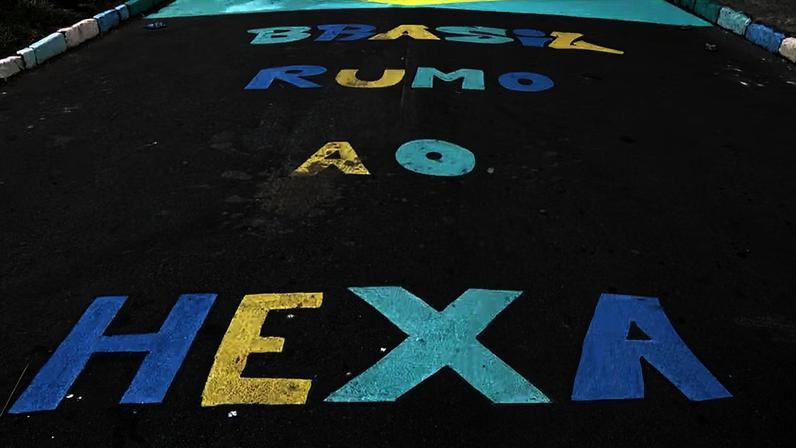 Brasil Rumo ao Hexa é pintado em rua de Juiz de Fora — Foto: Reprodução/TV Integração
