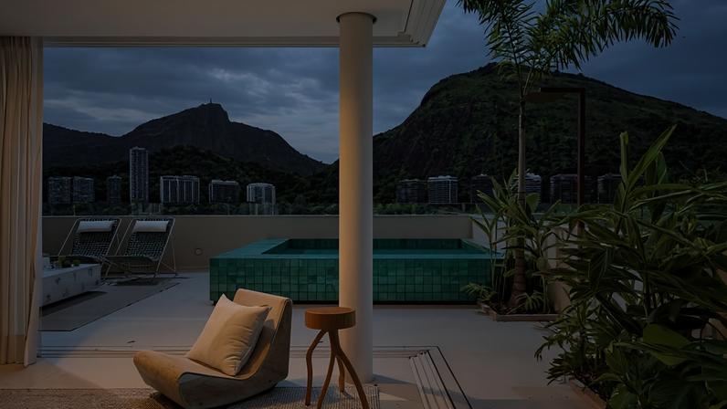 Na área externa do piso superior, a piscina chama a atenção com o revestimento verde intenso CR-15, da Keramika, fornecido pela Ekko Revestimentos. À frente, poltrona vintage Loop, desenhada por Willy Guhl em 1954 para a fabricante Eternit, comprada em uma 'garage sale' em Itaipava, RJ. Mesa de apoio com base em galho retorcido, da Ilha do Ferro, adquirido na Casa Ocre. O chuveirão adquirido na loja Vilarejo fica entre o paisagismo assinado por Karyne Lima, com palmeira babo de raposa (ao fundo), guaimbê (planta mais baixa) e maranta charuto (de altura intermediária) — Foto: Juliano Colodeti/MCA Estúdio/Divulgação | Projeto do arquiteto Henrique Ramalho, com paisagismo de Karyne Lima
