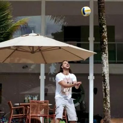 Tato, do Falamansa, mostra casa em SP com praia particular no quintal
