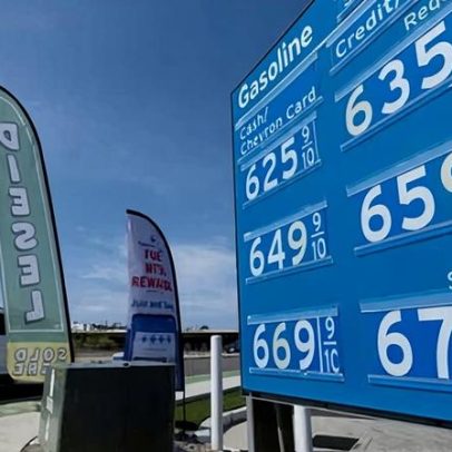 Motoristas da Califórnia processam postos por uso de IA para inflacionar preços