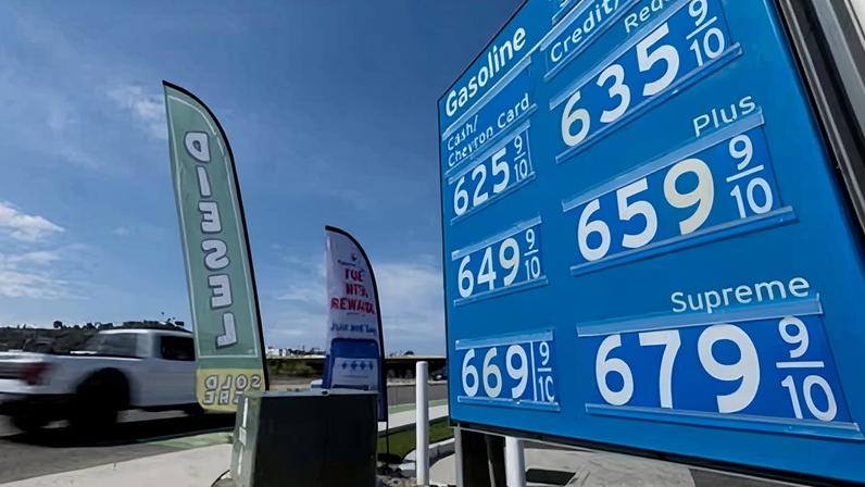 Motoristas da Califórnia processam postos por uso de IA para inflacionar preços