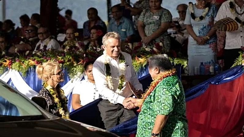 Prime minister of Samoa, Tuilaepa Sailele Malielegaoi, right, shakes hands with Robert F Kennedy Jr in Mulinu’u, Samoa, on 1 June 2019.