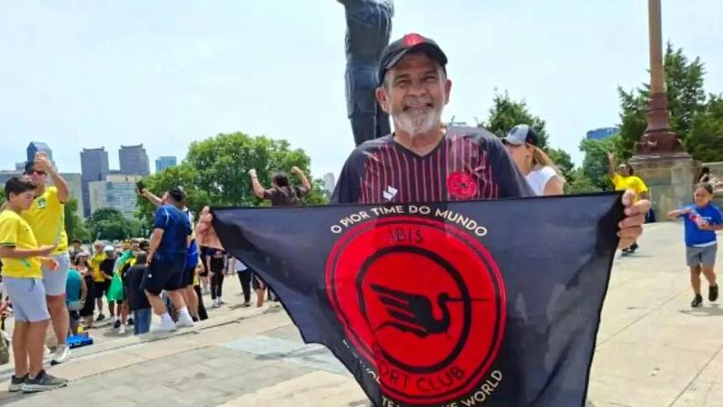Torcida brasileira faz fila para tirar foto aos pés da estátua de Rocky Balboa –