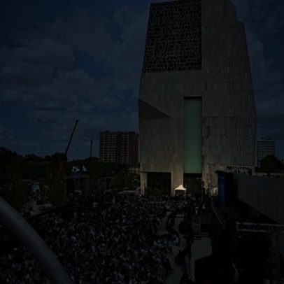 Abertura do Obama Center desperta orgulho e apreensão no Sul de Chicago