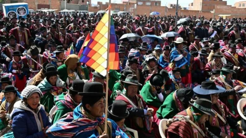 Reunião de líderes dos "Ponchos Vermelhos" para discutir o futuro dos protestos que já duram mais de seis semanas em Tilata, departamento de La Paz, Bolívia, em 18 de junho de 2026.