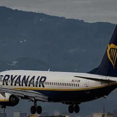 Ryanair é investigada por cobrar pais para sentar com crianças