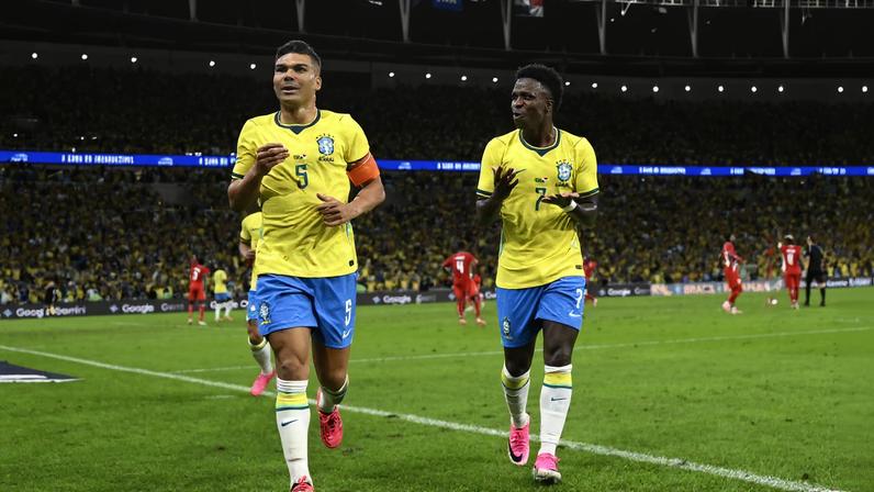 Casemiro e Vini Jr. comemoram o gol do Brasil contra o Panamá, no Maracanã — Foto: André Durão