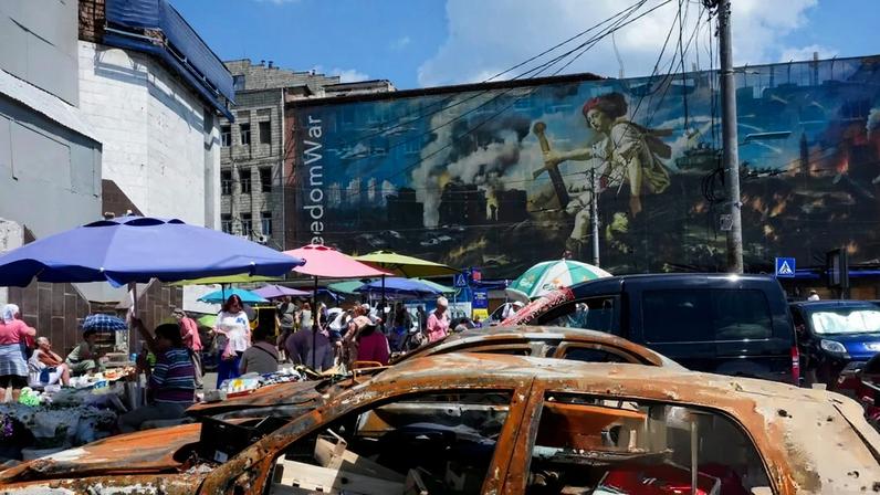 Ataque de míssil balístico em Kyiv força moradores a se abrigarem