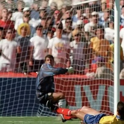 Zagueiro morto após gol contra na Copa do Mundo é identificado