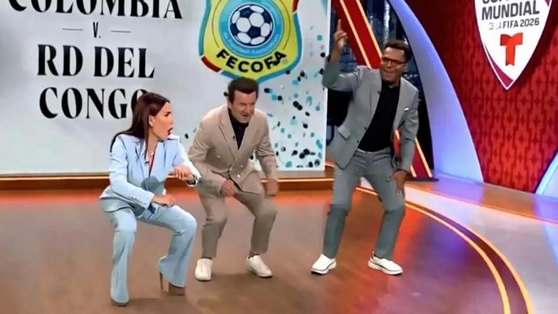 Dunga dança música de Shakira em TV no México.