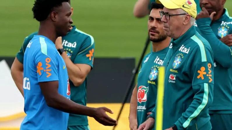 Vinícius Jr. e o técnico Ancelotti durante treino do Brasil nos EUA.