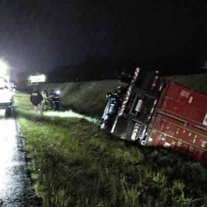Motorista morre após caminhão tombar na BR-116 em Barra do Ribeiro