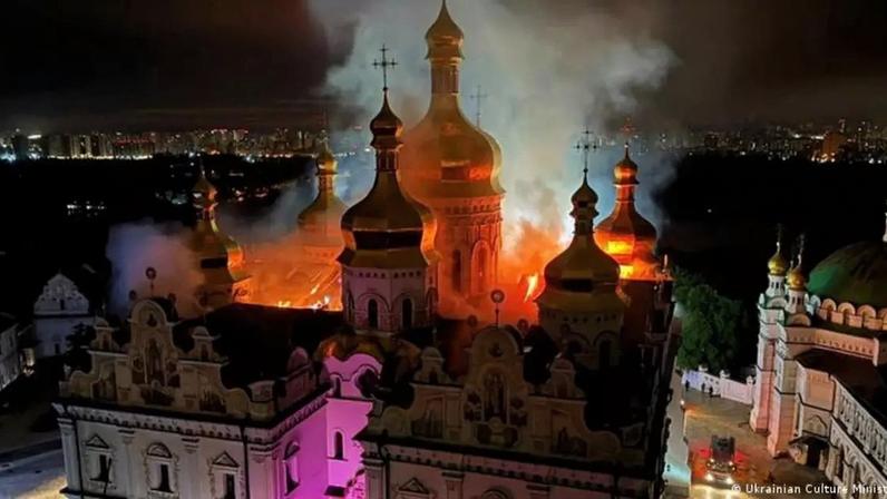 Catedral da Dormição é parte do complexo do Mosteiro de Kiev-Petchersk, patrimônio mundial da Unesco