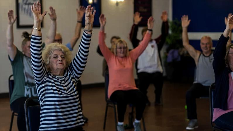Jacob Siwicki, especialista em fitness: ‘Sentar-se e levantar-se com controle é o exercício de força mais importante para qualquer pessoa com mais de 60 anos’.