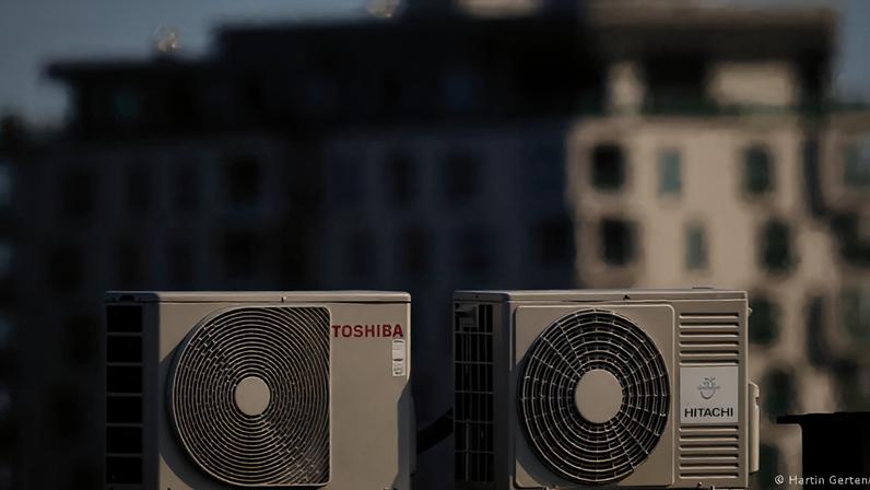 Condicionadores de ar em telhado de Düsseldorf: apenas cerca de 20% dos lares europeus dispõem do aparelho
