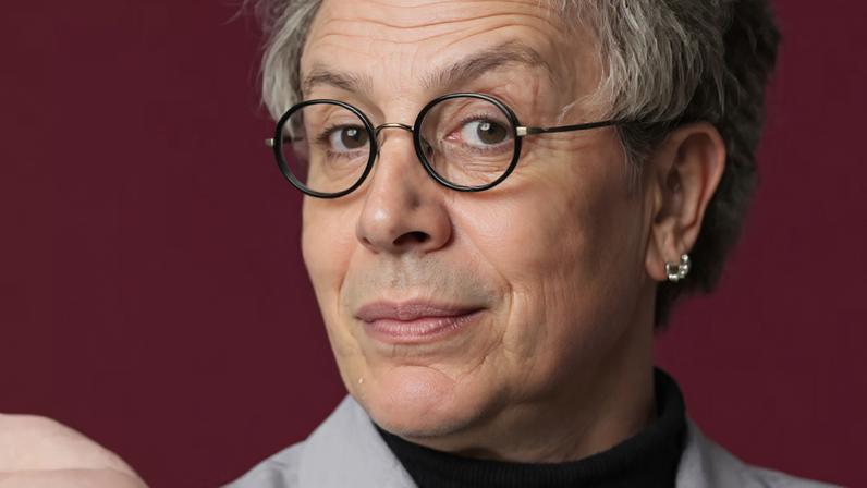 Eduardo Martini interpreta Clodovil no teatro.