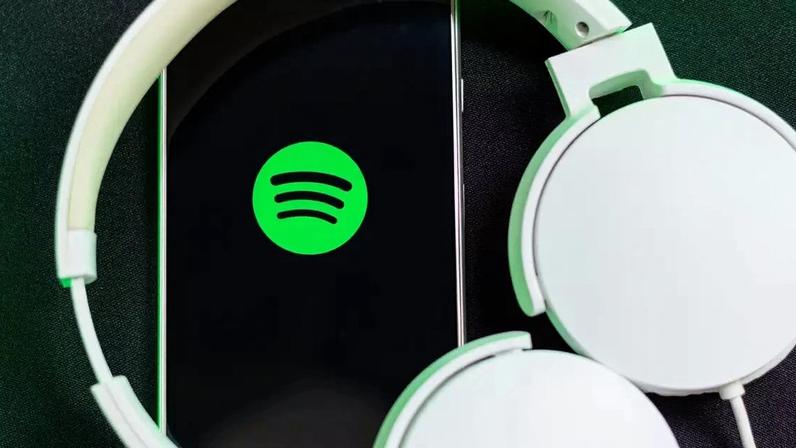 Introduções mais curtas, refrões antecipados e ganchos imediatos refletem a influência dos algoritmos e das métricas de retenção sobre a indústria musical – depositphotos.com / AndresSernaPulido