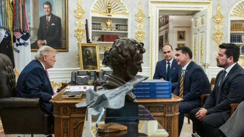 Trump elogia Flávio Bolsonaro e posta foto de encontro na Casa Branca