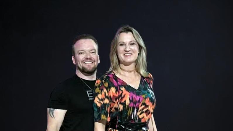 Ademar Junior cresceu dentro do Espaço Torres, empresa fundada pelo pai. Ao lado da esposa, Karynele Karas, transformou o negócio em um grupo que reúne quatro empresas em Curitiba