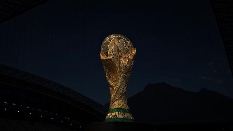 Taça oficial da Copa do Mundo de 2026 no Estádio de Monterrey.
