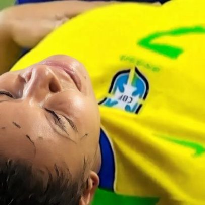Dudinha deixa amistoso da Seleção em maca após dividida