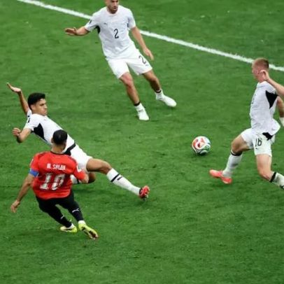 Salah dança com torcedores em Vancouver após a primeira vitória da seleção
